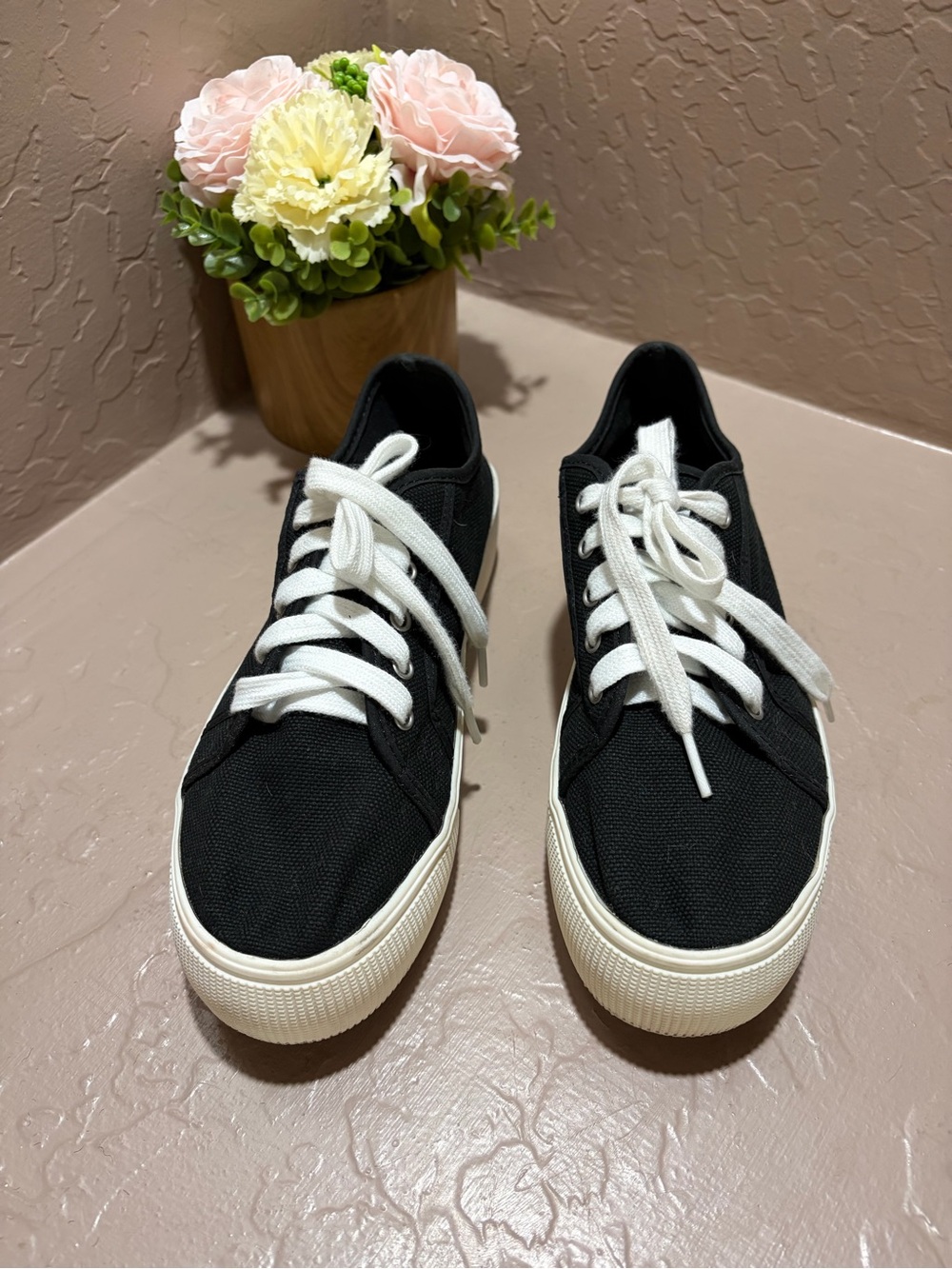 Women’s Size 8M r2 Brand Black/White Casual Sneakers